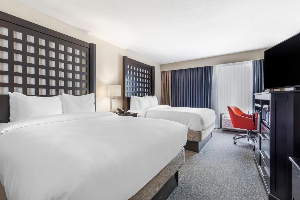 Queen Room with Two Queen Beds - Non-Smoking interior
